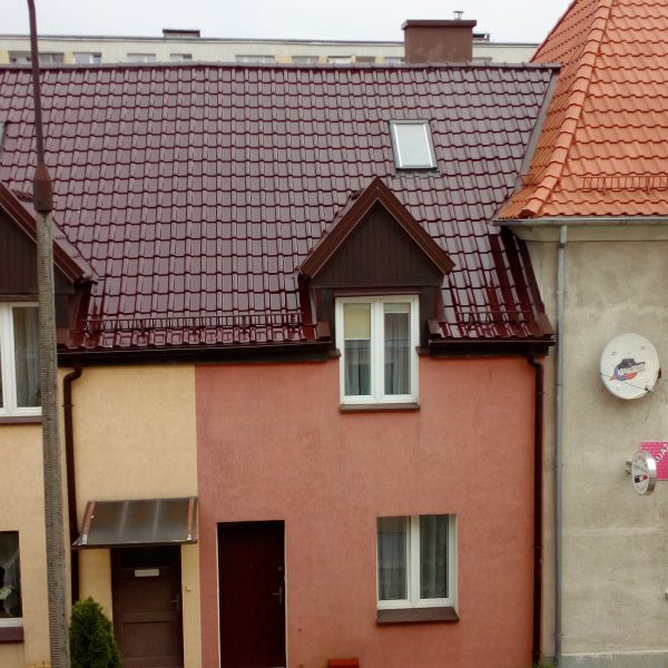 Dach z dachówki Braas Rubin 13 V Topline buk, łączącej trwałość z naturalną estetyką.